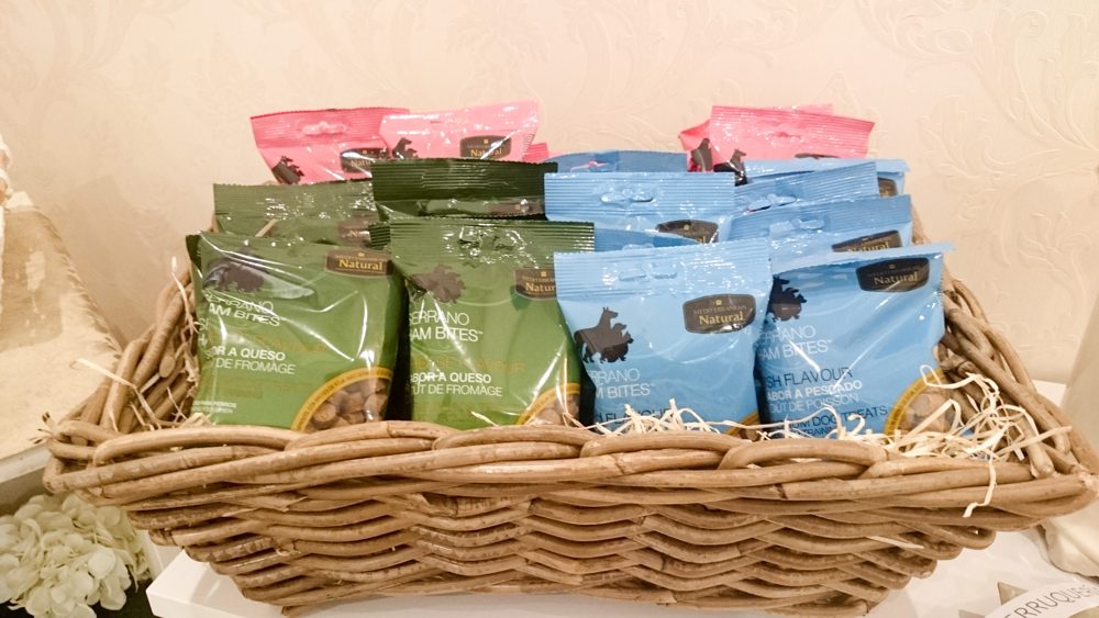 Snacks naturales en una cesta